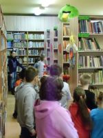 grupa dzieci w bibliotece
