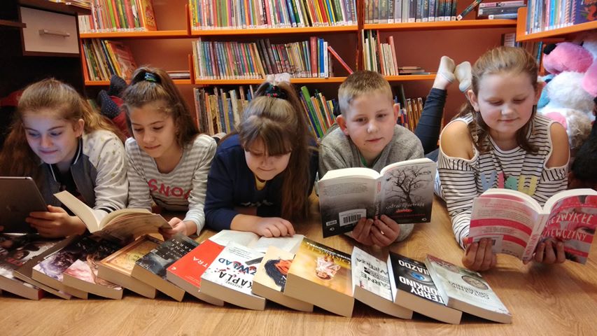 dzieci w bibliotece